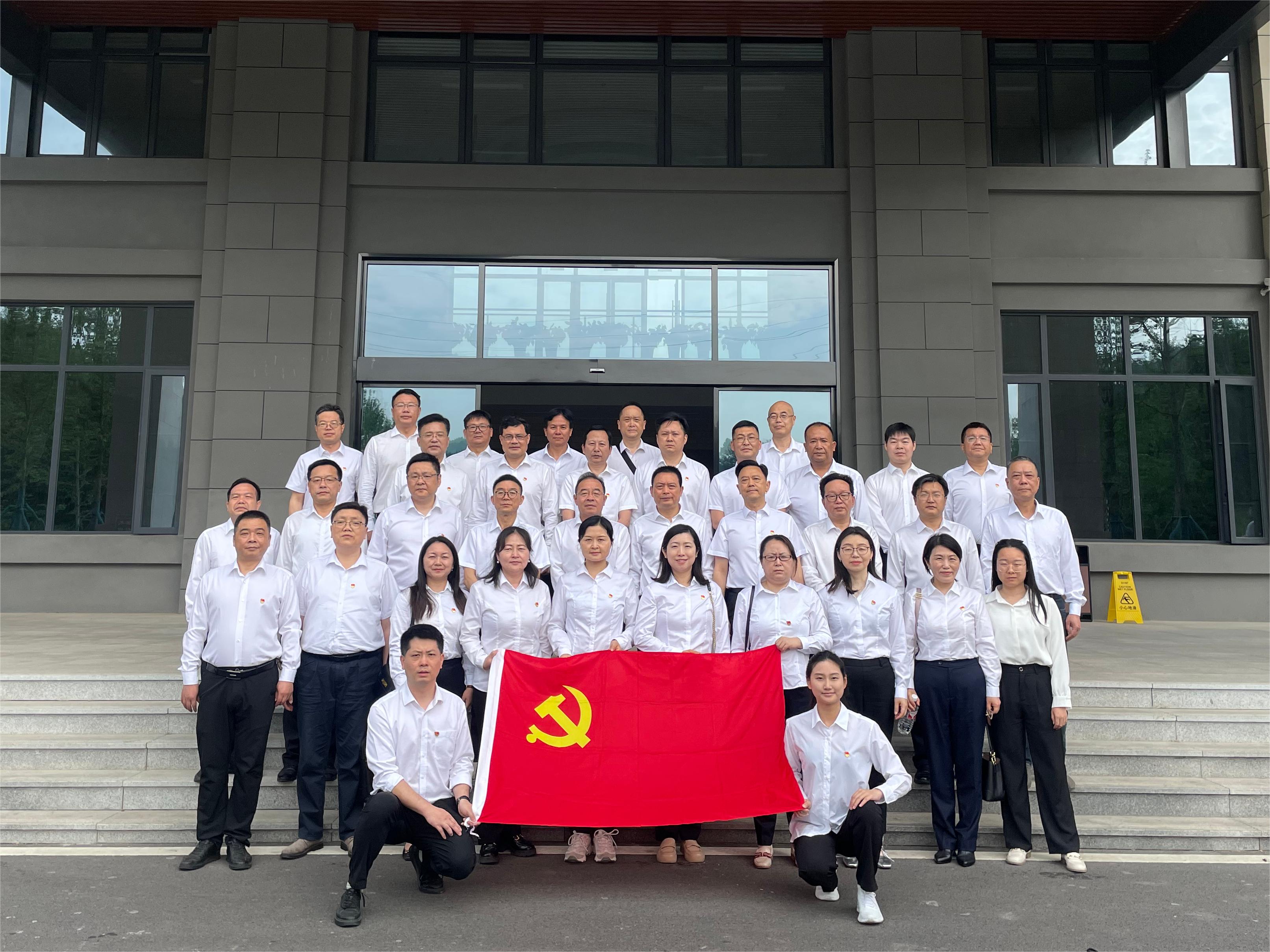 20240521宜港集团党委理论中心组(扩大)学习走进廉政教育馆.jpg
